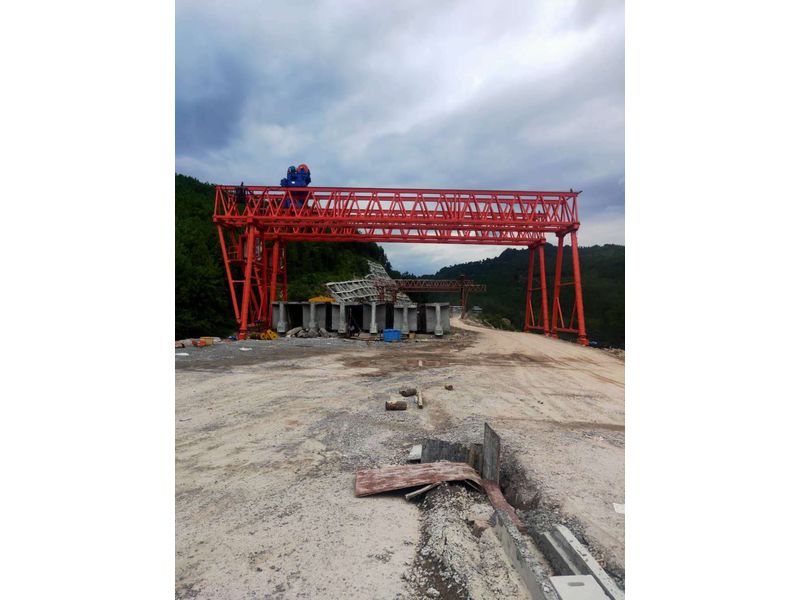 重慶匯森路橋工程建設(shè)有限公司，巴萬(wàn)高速三標(biāo)項(xiàng)目部采購(gòu)高遠(yuǎn)重型MG100/10-24m-9m龍門(mén)吊兩臺(tái)，設(shè)備發(fā)貨出廠