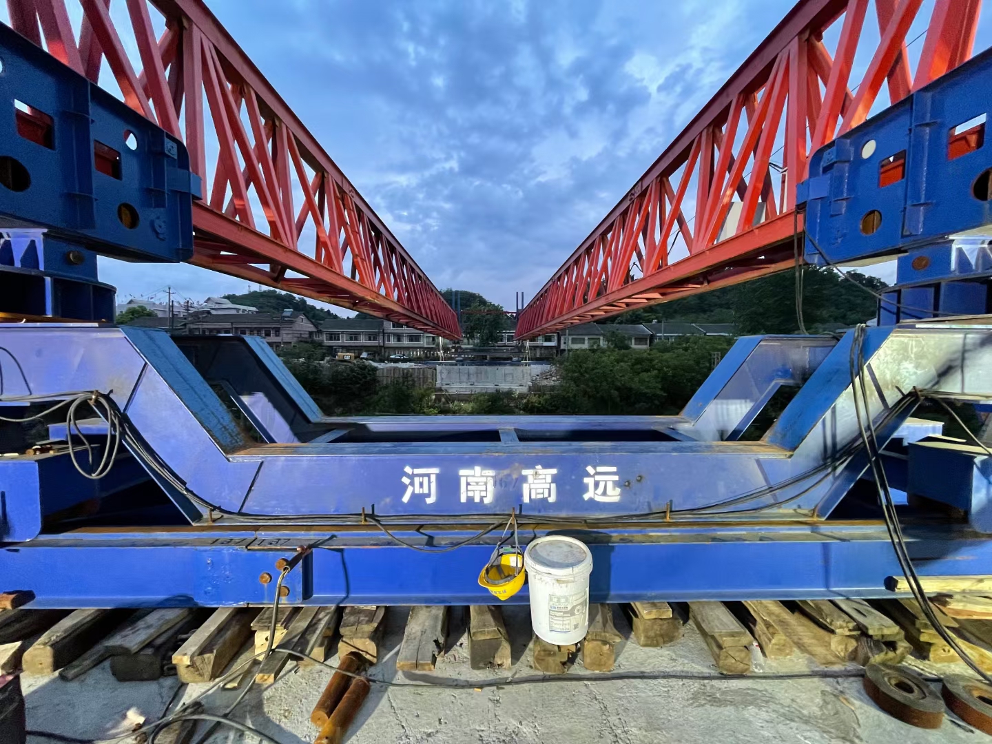 架橋機過孔時怎么才能保證安全性?