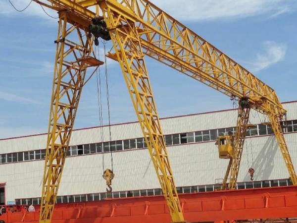 龍門吊作業(yè)中如何保證軌道的清潔和平整?